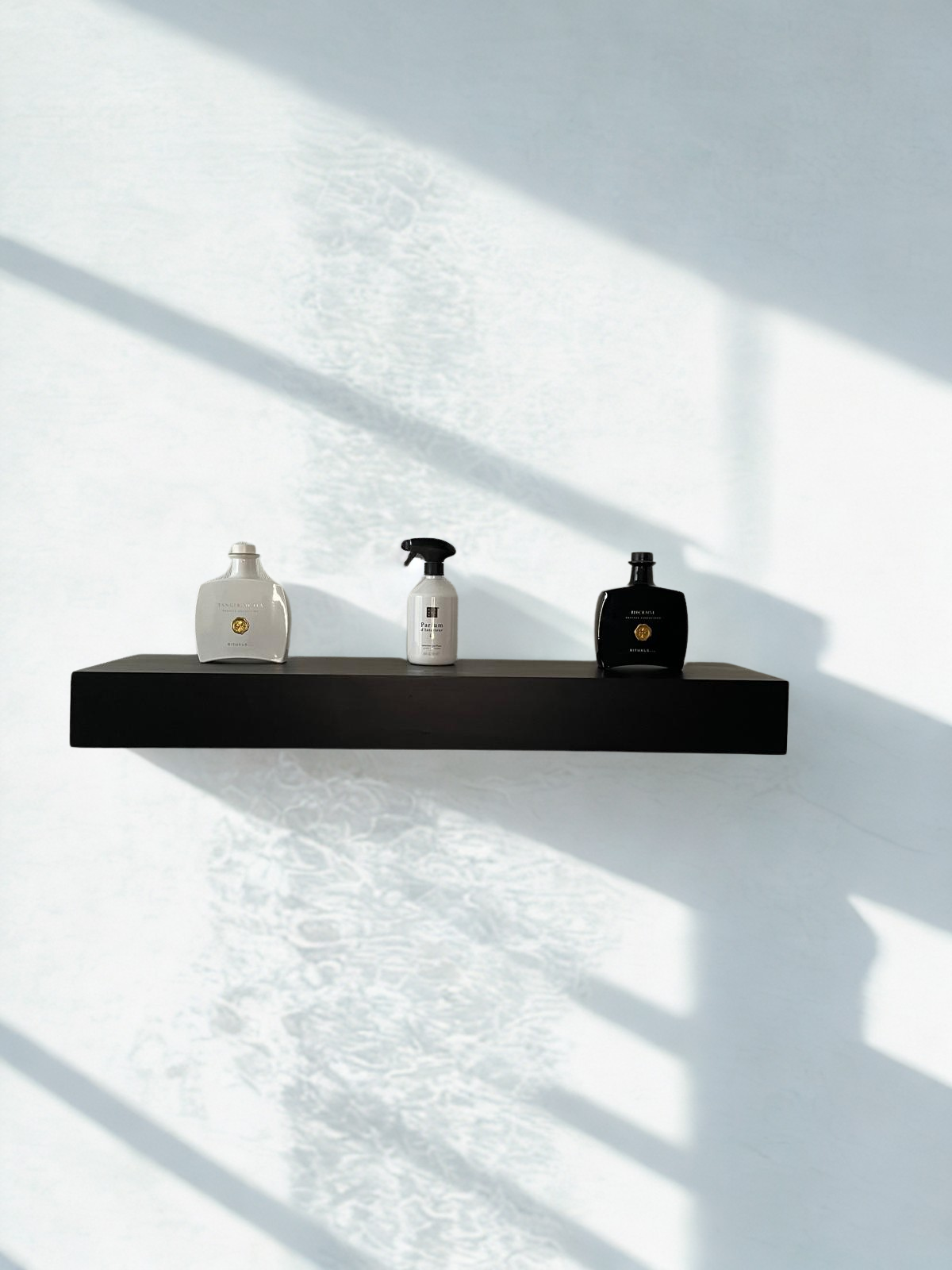 Verstecktes Regal Schwarz